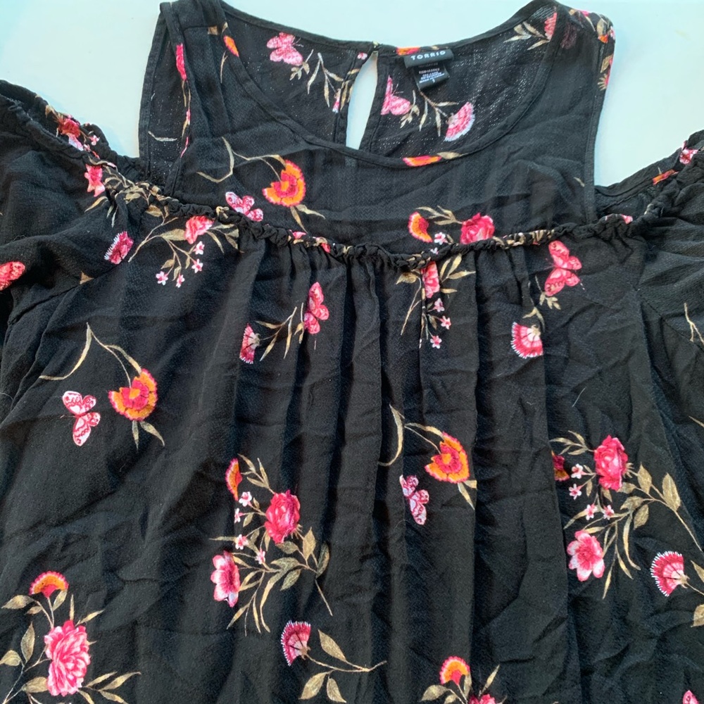 Torrid Peekaboo shoulders blouse size 1
